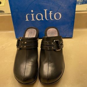 Rialto clogs